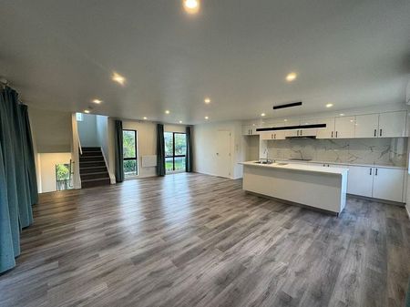 Spacious modern family home with private balcony - Photo 5