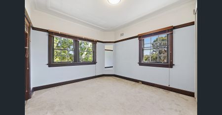 Top floor 3 bedroom apartment moments from Crows Nest Village - Photo 3
