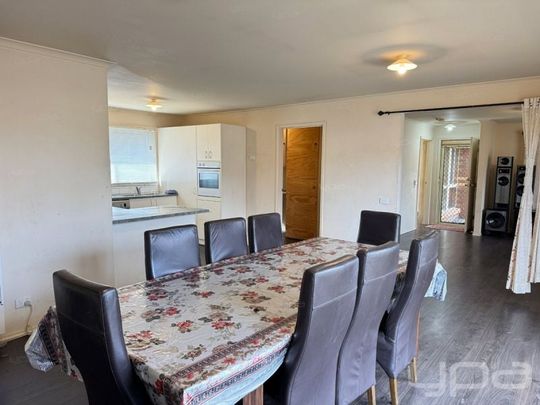 Spacious Family Home in a Convenient Carrum Downs Location - Photo 1
