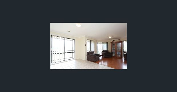 Spacious 4-Bedroom Family Home in a Prime Location - Photo 1