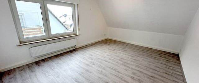 SCHADE IMMOBILIEN - Renovierte 5,5-Zimmerwohnung mit Balkon im Dachgeschoss zu vermieten! - Photo 1