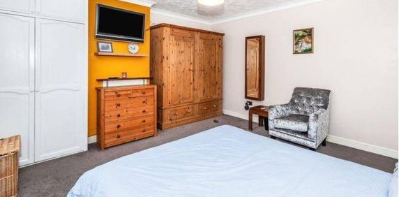 4 bedroom semi-detached house to rent - Photo 2