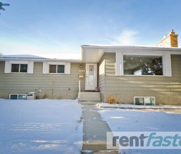 !! EXTRA LARGE MAIN FLOOR - MASTER HAS 2 PIECE ENSUITE — 3 Bedrooms Main Floor - Photo 1