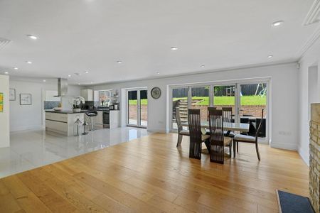 4 bedroom detached house to rent - Photo 2