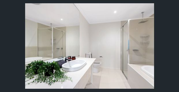 Beautiful 3 Bedroom Townhouse - Photo 1