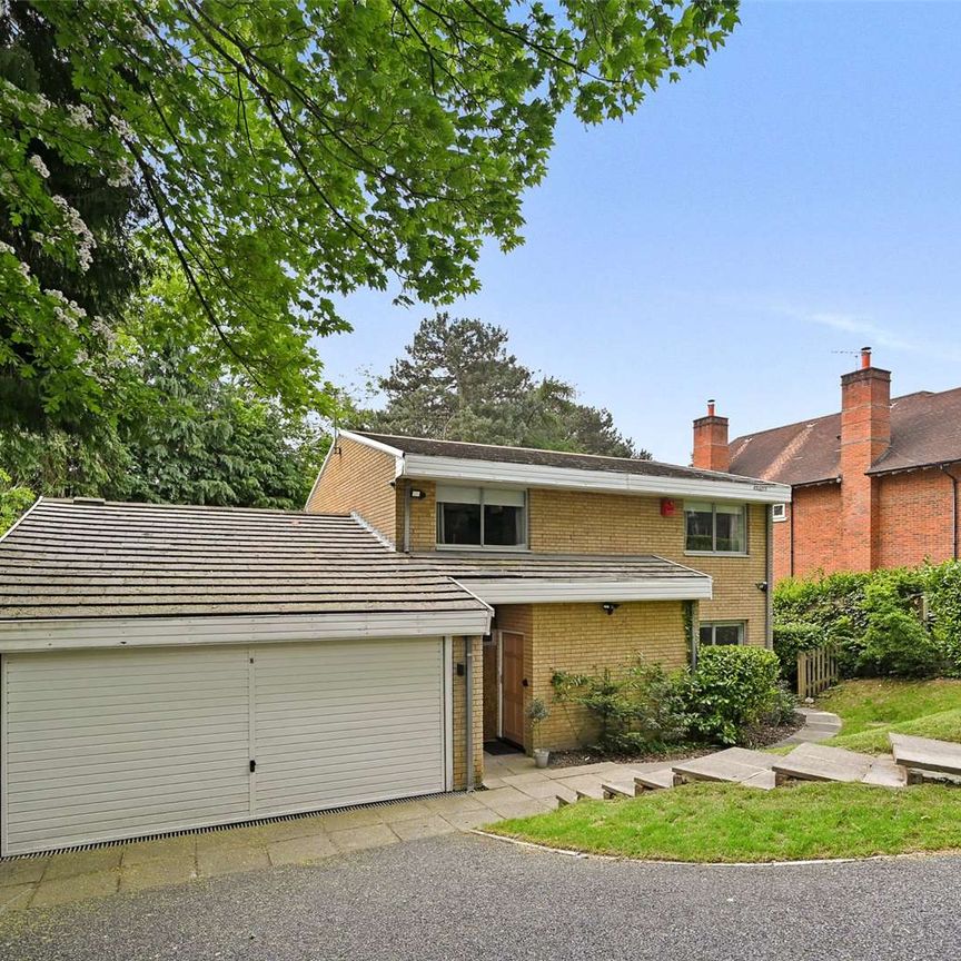 A four bedroom detached house, set in a sought after location. Available 3rd July on a flexible furnishing basis. - Photo 1