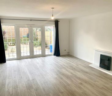 2 bedroom mews to rent - Photo 2