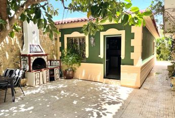 LONG TERM RENTAL. Spacious villa with 6 bedrooms for rent.