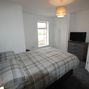 1 bedroom in a house share to rent - Photo 2