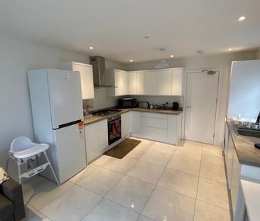 5 bedroom semi-detached house to rent - Photo 4