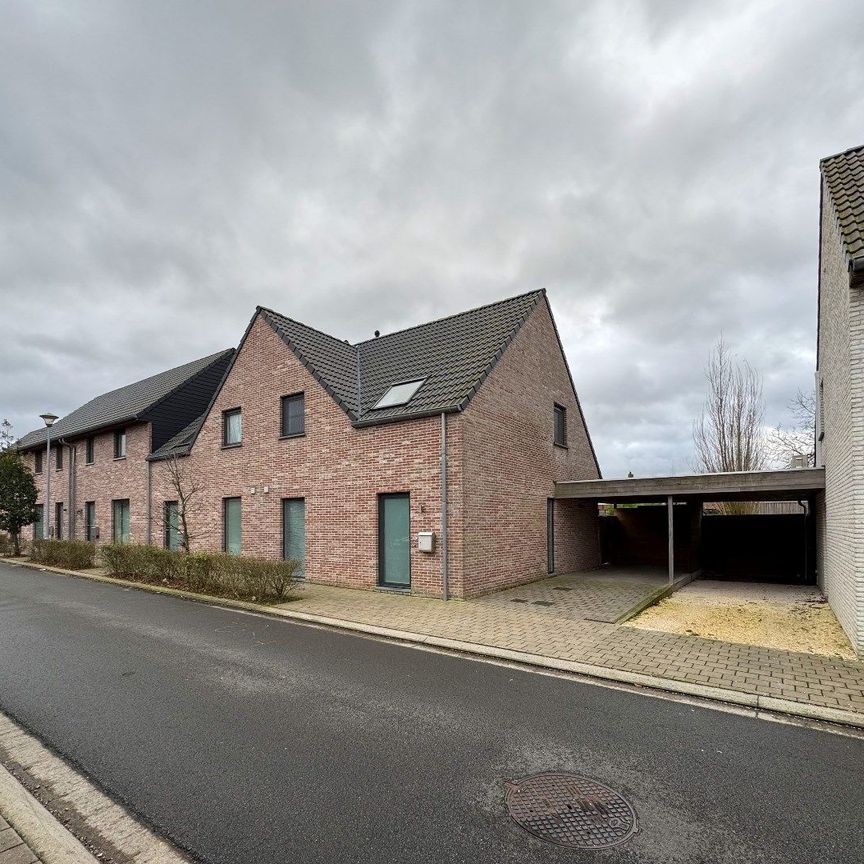 Halfopen woning met 3 slaapkamers, carport en tuin. - Photo 1