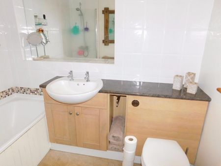 4 bedroom semi-detached house to rent - Photo 4