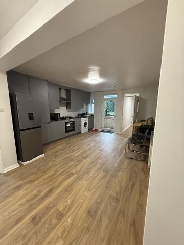 3 bedroom flat to rent - Photo 4