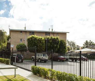 Easy, Breezy & Ready to Move in... Stroll to the local cafes, shops... - Photo 6