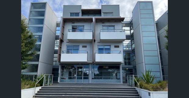 One Bedroom Student Studio with carpark and furniture and split system - Photo 1