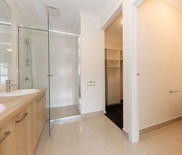 Generous Home with 4 bedroom & 2 living - Available now. - Photo 4