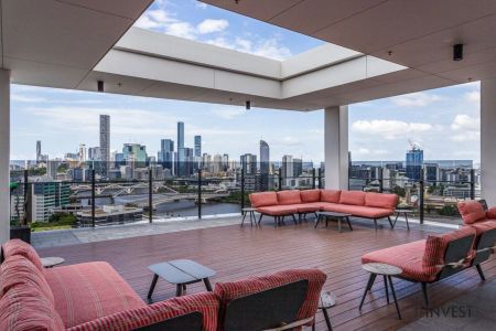 Modern Spacious Two Bedroom Apartment - Photo 4