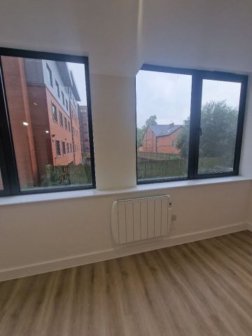Studio Flat, Alexander House, M16 - Photo 5