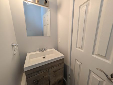 140 Caroline St S, Hamilton - 1 Bed + Den Apartment - Photo 4