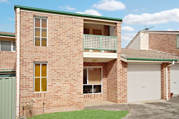 Spacious full brick townhouse - Photo 1