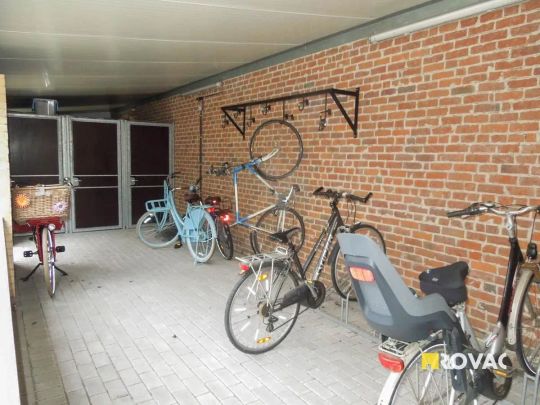 Gelijkvloers éénslaapkamer- appartement met private overdekte autostaanplaats! - Photo 1