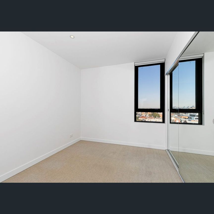 Top Floor Light Filled Apartment With City Views - Photo 1