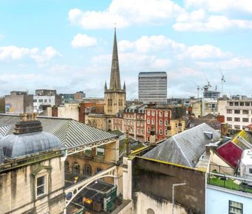 A 2 bedroom top floor apartment offered on an unfurnished basis in ... - Photo 4