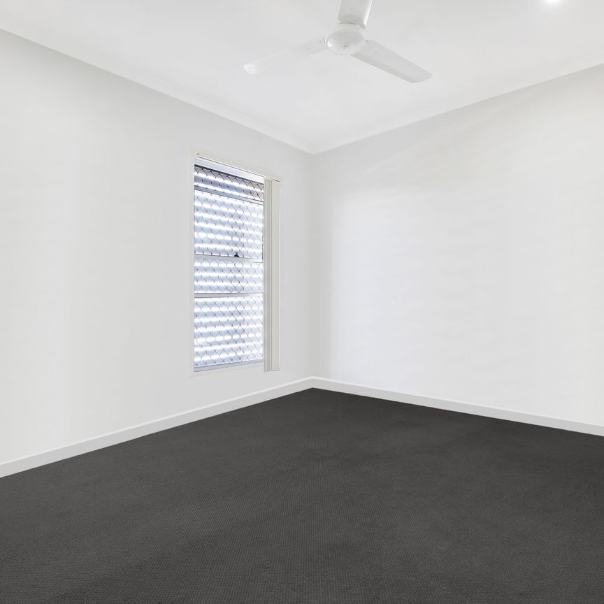 LARGE TOWNHOUSE 2 LIVING AREAS, VIEWS & GREAT SIZE BACK YARD - Photo 1