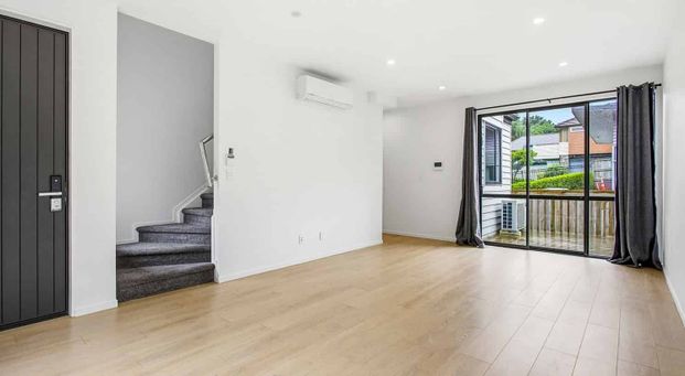 Stylish 4 Bedroom Home in Mt. Wellington - Photo 1