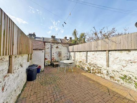 3 bedroom terraced house to rent - Photo 5