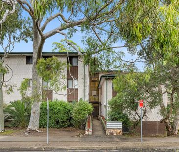 Well-Presented apartment in ultra-convenient location - Photo 3