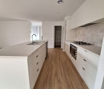 Modern Family Living in a Quiet Court - Photo 3