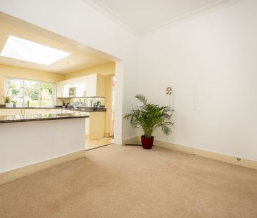 4 bedroom detached house to rent - Photo 3