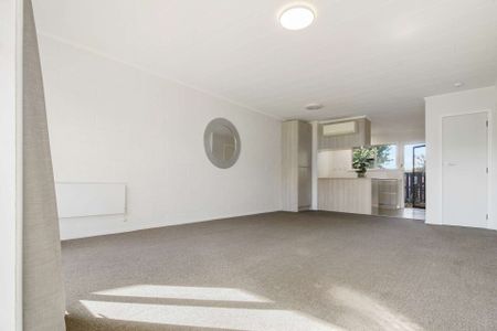 Beautifully Renovated 2-Bedroom Home in Mangere Bridge! - Photo 5