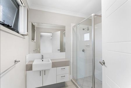 Spacious Townhouse - Photo 4