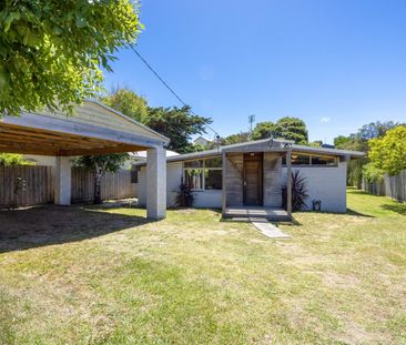 Coastal Charm Just Minutes from the Heart of Town - Fully Furnished - Photo 6