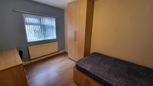 6 bedroom semi-detached house to rent - Photo 1