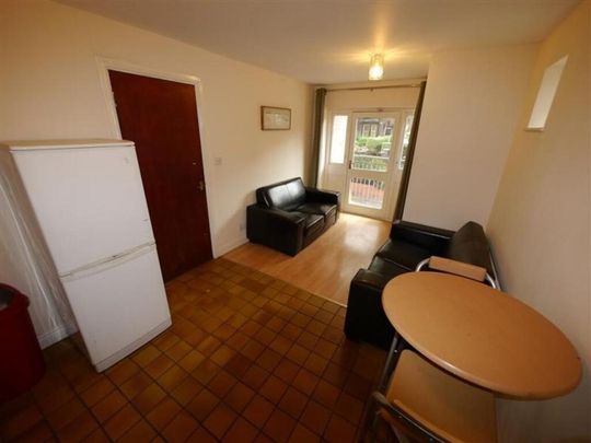 1 bedroom in a flat share to rent - Photo 1