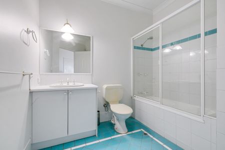 Charming Paddington Apartment Awaits You - Photo 4