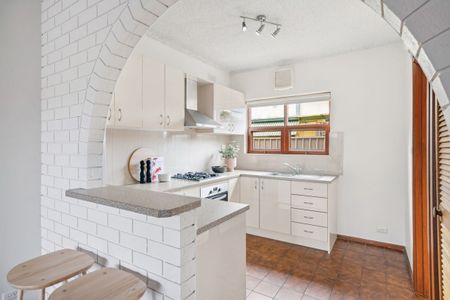 Stunning townhouse in excellent location & Renovated! - Photo 3