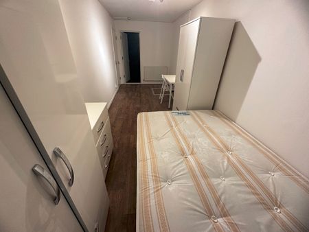 Room in a Shared House, Roxeth Hill, HA2 - Photo 2