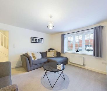 Trinity Circle, High Wycombe, Buckinghamshire, HP11 - Photo 2