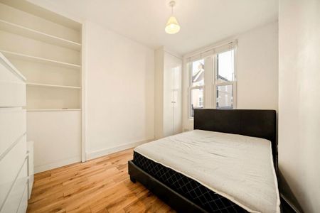 3 bedroom flat to rent - Photo 4