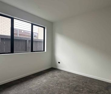 Charming & Private 2-Bedroom Minor Unit - Photo 4