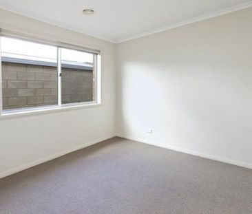 THREE BEDROOM UNIT IN QUIET COURT - Photo 3