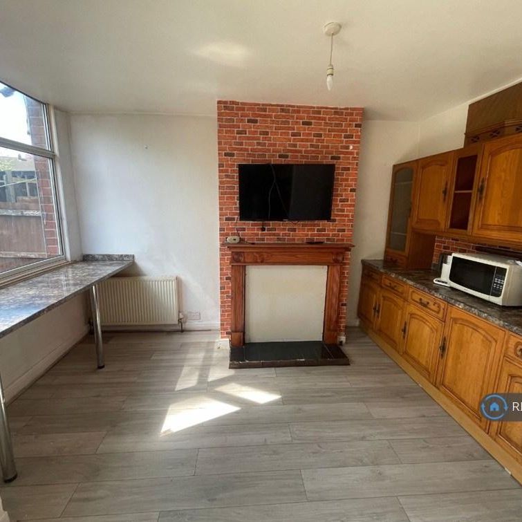 4 bedroom semi-detached house to rent - Photo 1