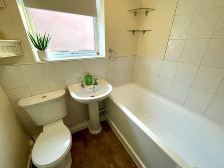 3 bedroom semi-detached house to rent - Photo 3