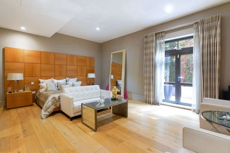 An exceptional 3 bedroom apartment set within an exclusive residential development - Photo 5