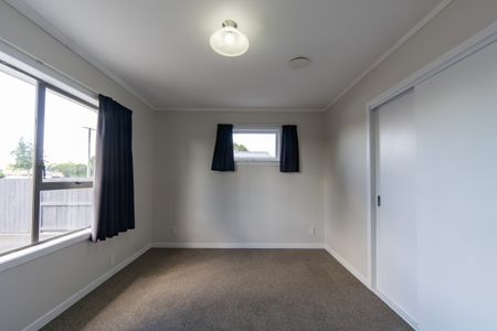 Family-Friendly Home for Rent in Saint Andrews, Hamilton - Photo 2