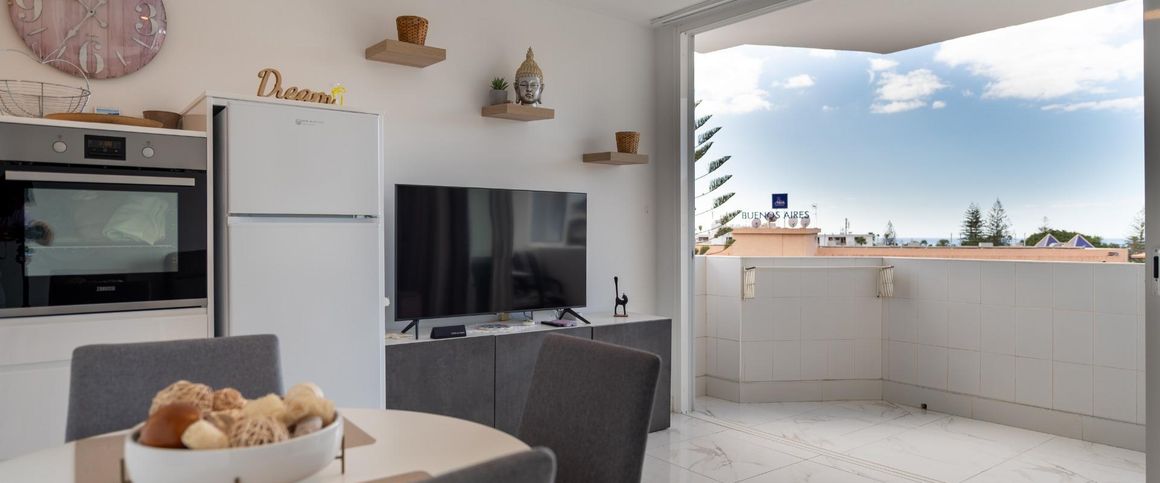 Beautiful, modern corner apartment in top floor - Photo 1